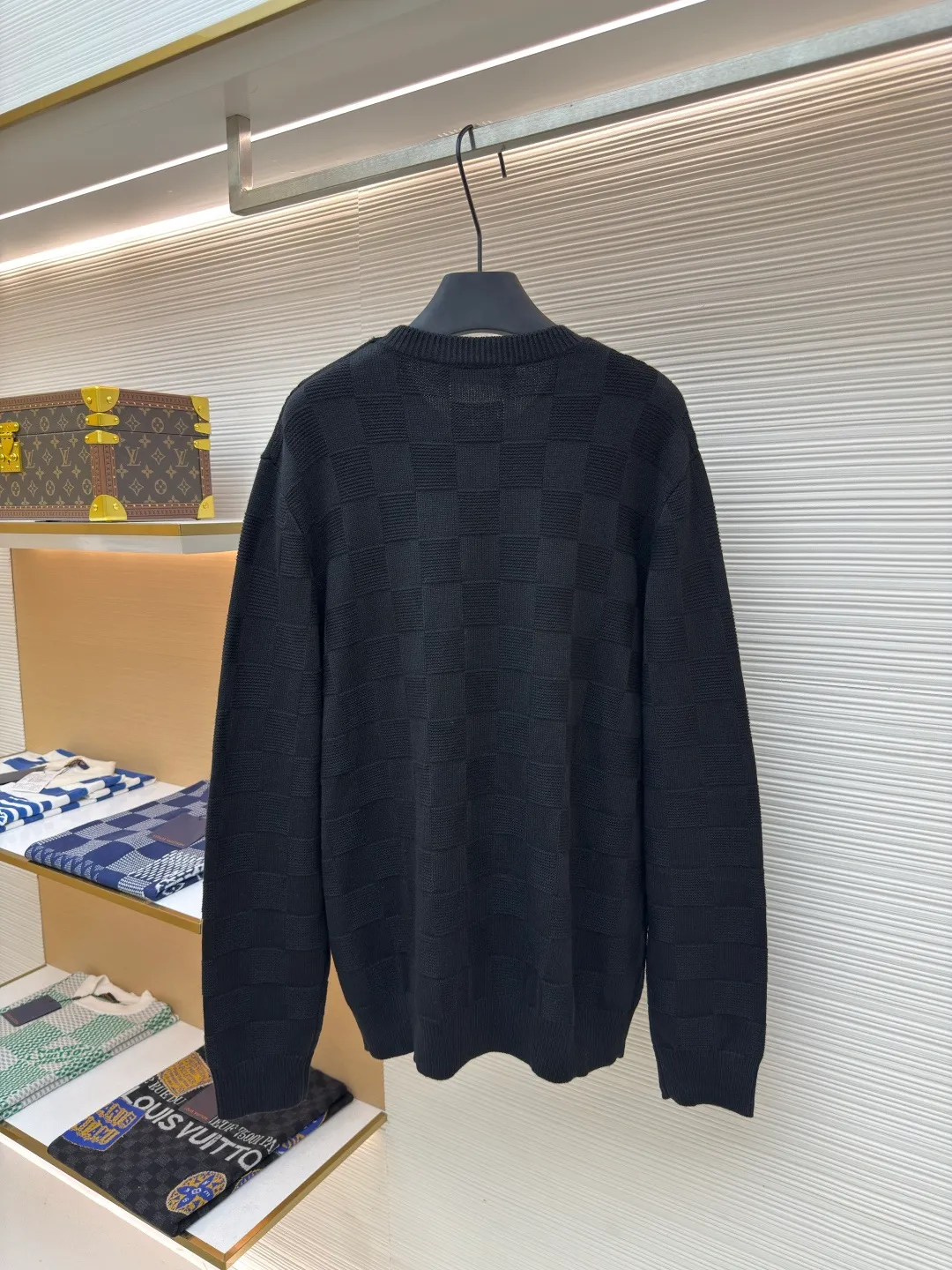 LOUIS VUITTON wool beaded pullover ●Authentic product: Purchased and developed for 10999 ●Item number: 1680459-B90 ●Fabric: wool fabric ●Technology: Knitted production ●Version: Loose fit ●Weight: about 780 grams ●Size: XS-S-M-L ●Description: The fabric is made of 100% exclusive wool fabric to ensure its rich texture and excellent performance. Made with imported computer cutting technology, the workmanship quality is immediately reflected. The overall wiring is straight and delicate, the fabric is comfortable and soft, and the color is consistent without color difference. It can be matched with the same style to create a fashionable look and control various occasions. Customized accessories, complete with three standards, same style for men and women!